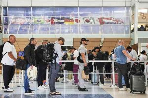 Read more about the article Drop in tourists visiting US lingers – Northwest Arkansas Democrat-Gazette