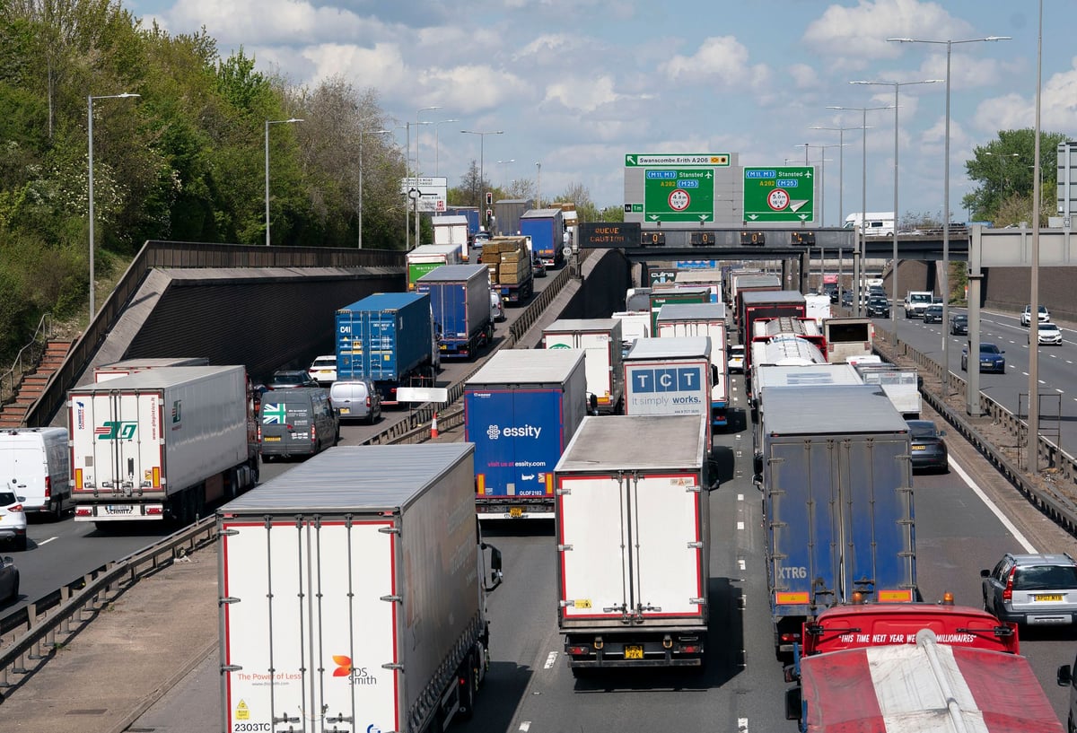 You are currently viewing London travel news LIVE: M25 closed after a truck collided with a bridge – London Evening Standard