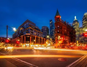 Read more about the article The Complete Guide to Toronto's Nightlife for International Travelers – Travel Dudes
