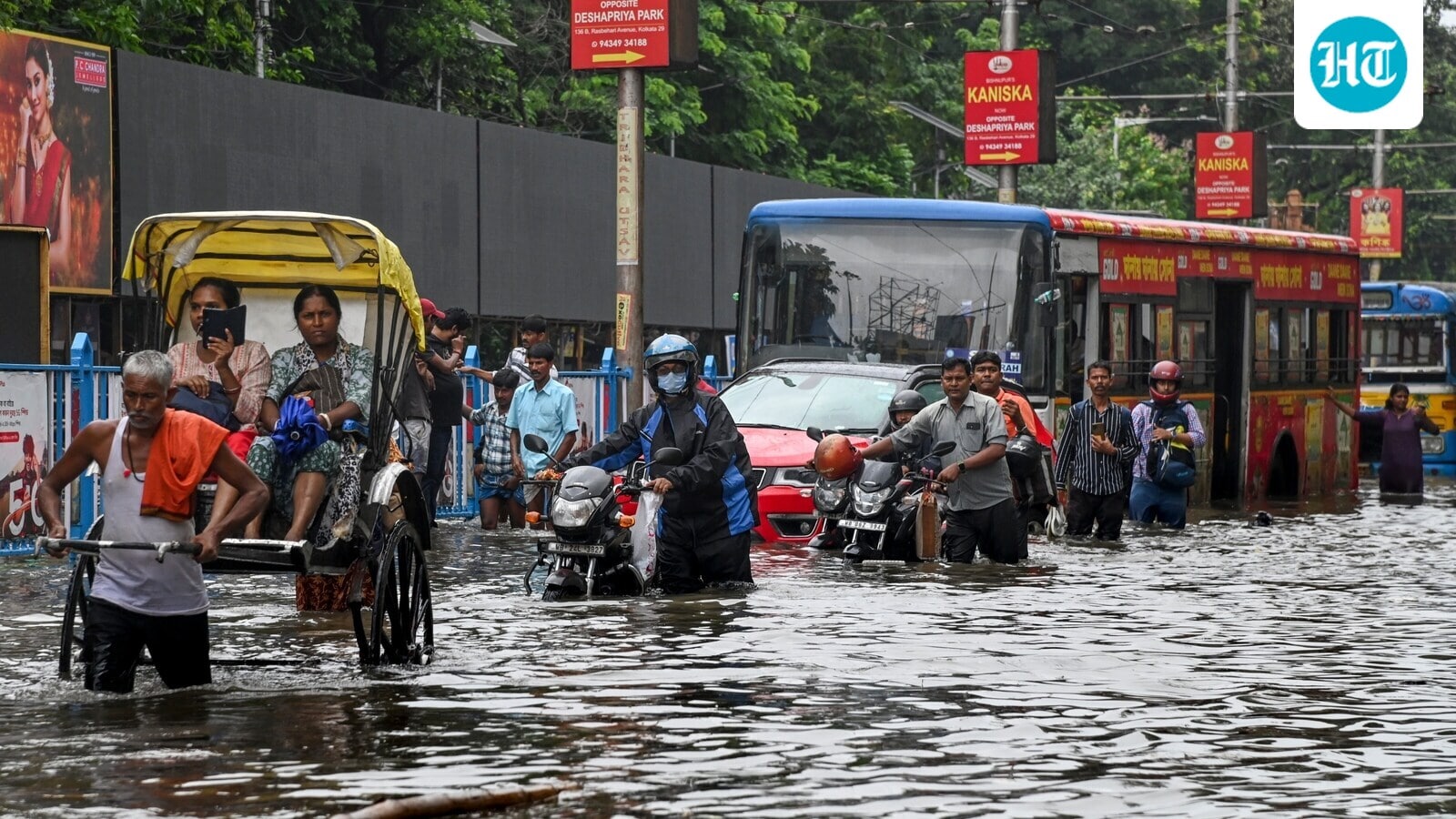 You are currently viewing Kolkata rain havoc: 4 dead, city waterlogged; Metro services hit, airlines issue travel advisory | Weather updates | Latest News India – Hindustan Times