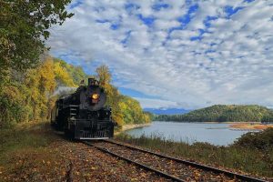Read more about the article This Scenic Railroad Through the Mountains Is One of the Best Leaf-Peeping Trips in the U.S.—and It Goes Through an Iconic National Park