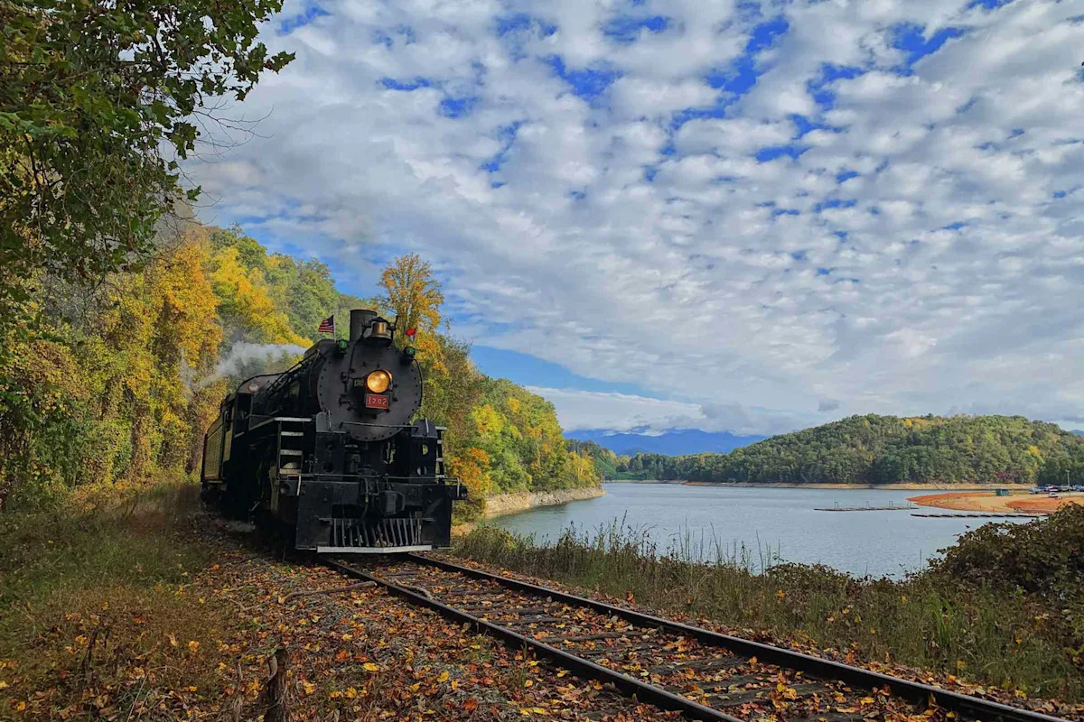 You are currently viewing This Scenic Railroad Through the Mountains Is One of the Best Leaf-Peeping Trips in the U.S.—and It Goes Through an Iconic National Park