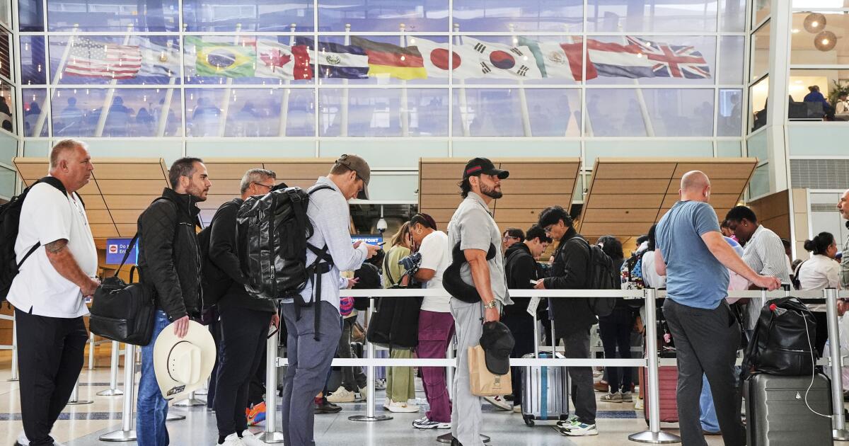 You are currently viewing A downturn in international travel to the U.S. may last beyond summer, experts warn – Los Angeles Times
