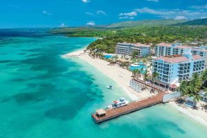 Read more about the article Are Tips Really Included at All-Inclusive Resorts? Here’s the Truth, According to Experts
