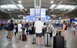 Read more about the article Flight delays hit Greek airports as air traffic controllers cap arrivals at Athens hub – eKathimerini.com