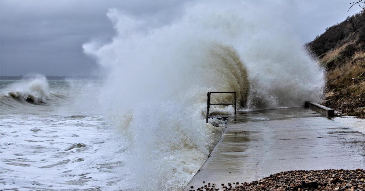 You are currently viewing Weather and travel updates as strong winds batter the Island – Isle of Wight County Press