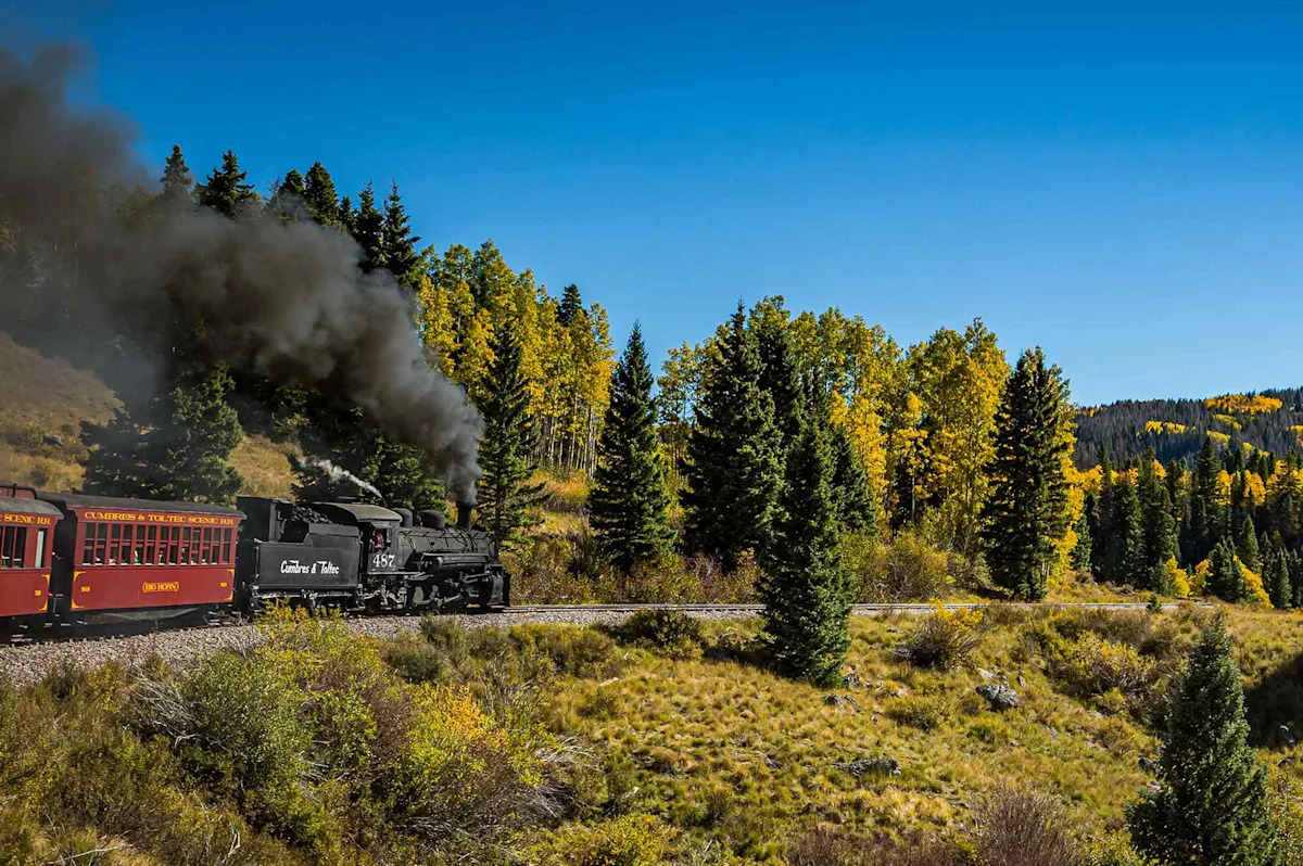 Read more about the article This Scenic U.S. Train Was Just Named the No. 1 Rail Journey in the World for Fall