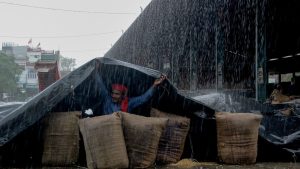 Read more about the article Heavy Rain Lashes Delhi-NCR Amid IMD's Orange Alert, 15 Flights Diverted – News18