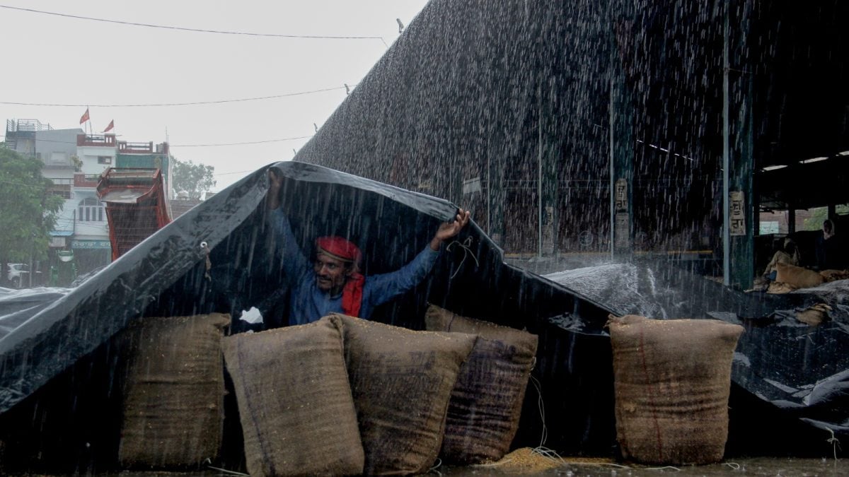 You are currently viewing Heavy Rain Lashes Delhi-NCR Amid IMD's Orange Alert, 15 Flights Diverted – News18