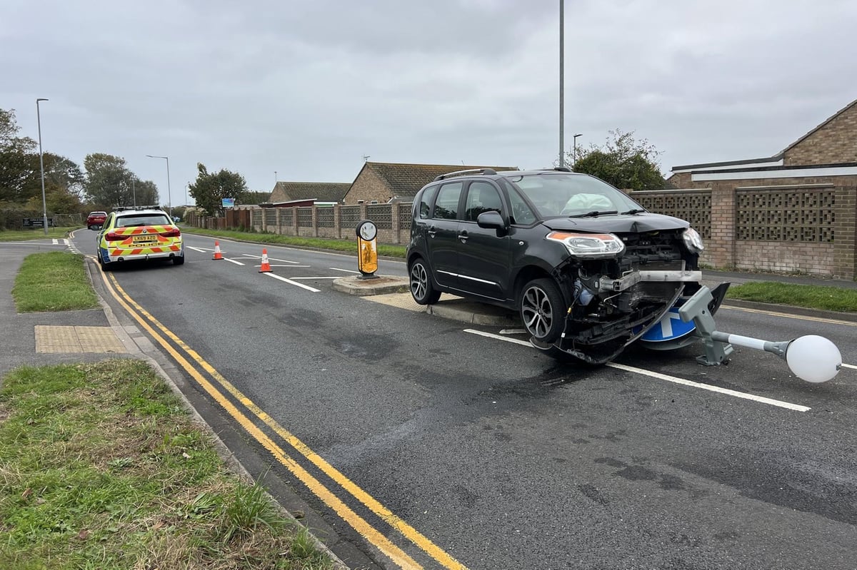 You are currently viewing Sussex travel: Car in collision with lamppost; A22 and A23 incidents reported; buses impacted by A259 closure; trespassers on the railway – SussexWorld