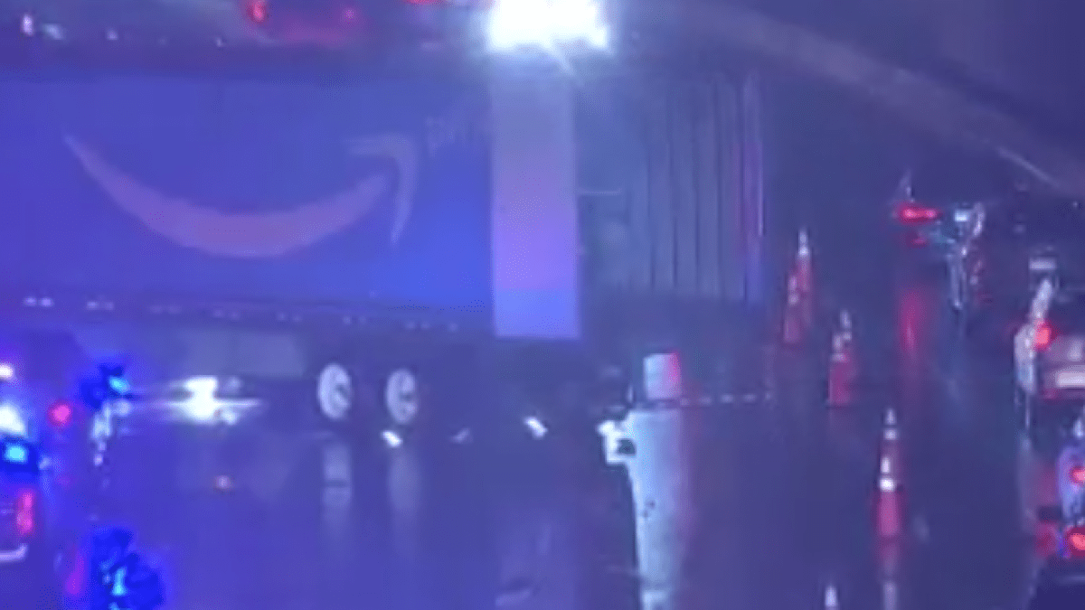 You are currently viewing Amazon truck blocking lanes on I-93 south in Boston – NBC Boston