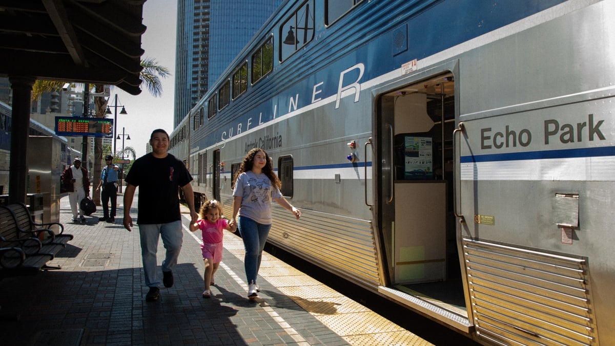 You are currently viewing Amtrak Pacific Surfliner Partners With SeaWorld San Diego – Travel Agent Central