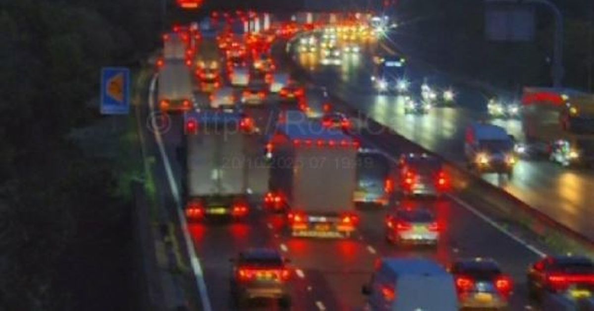 You are currently viewing Live Monday travel updates as delays after M6 smash and queues on A50 and A500 – Stoke on Trent Live