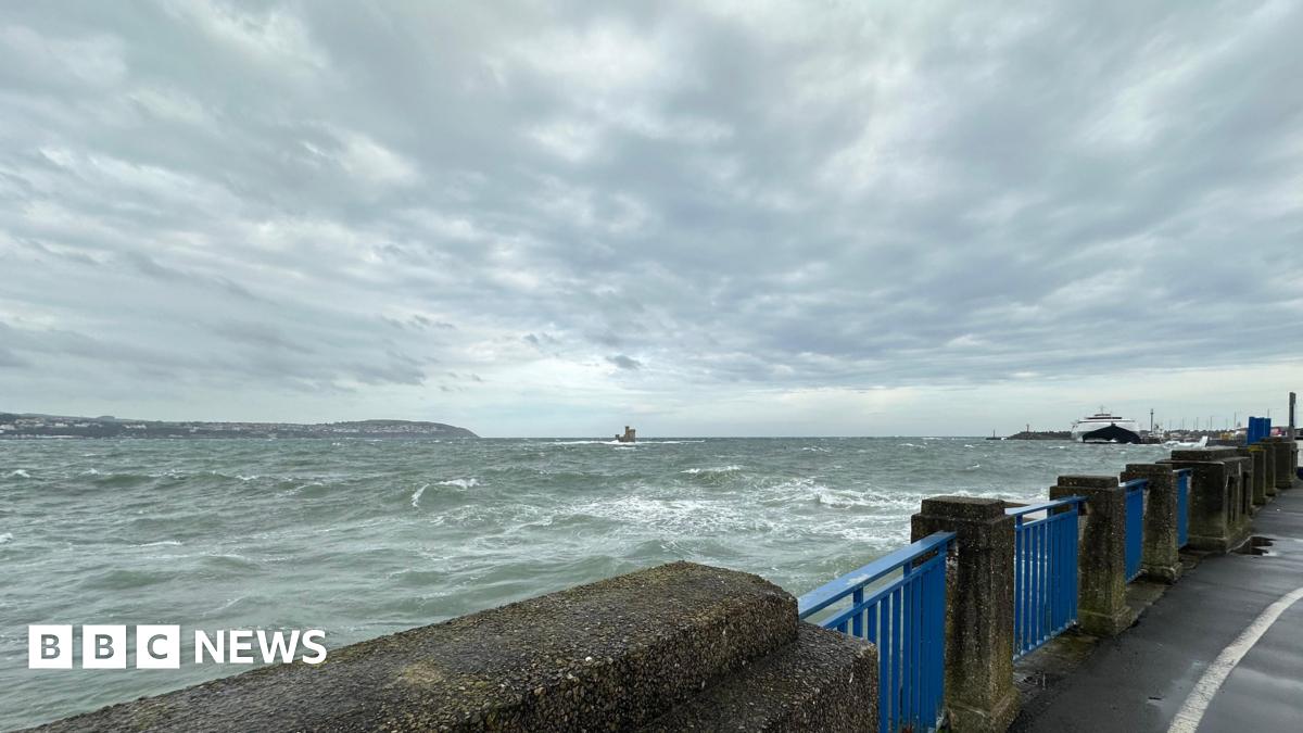 Read more about the article Warning of Isle of Man travel disruption due to severe gales – BBC
