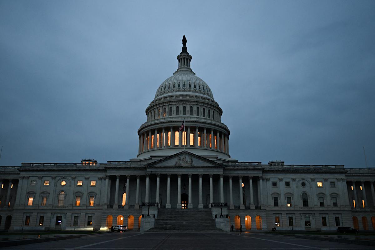 You are currently viewing Government shutdown live: Federal workers miss paychecks as the White House says October inflation data is likely canceled – Yahoo Finance