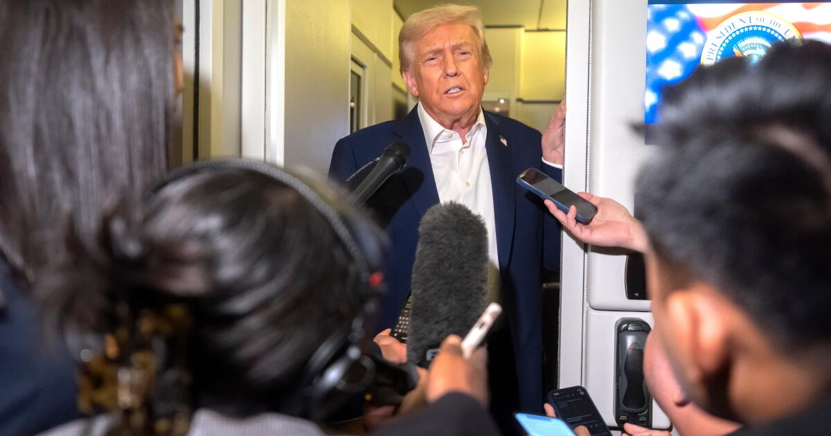 You are currently viewing Trump travels to Asia for summits and a meeting with China's Xi as U.S. government shutdown drags on – Los Angeles Times