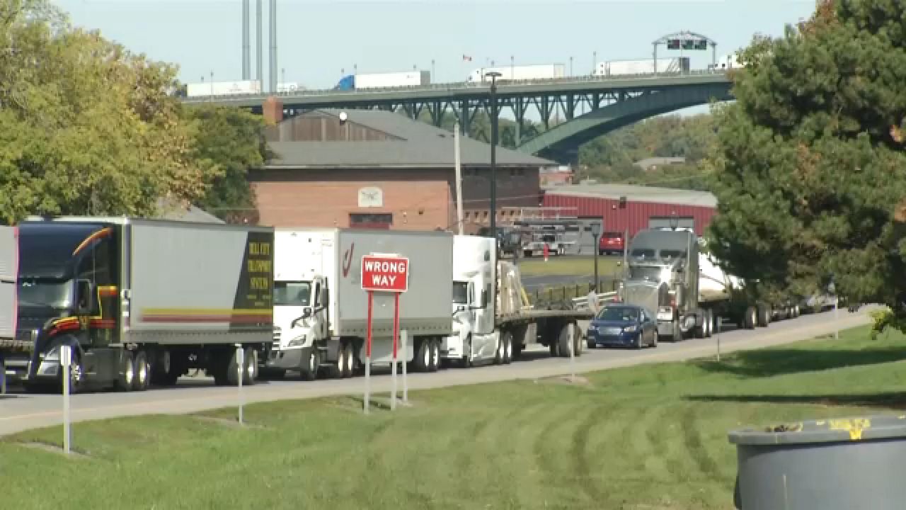 You are currently viewing Lewiston-Queenston, Peace bridges reopen to Canada-bound commercial traffic – Spectrum News