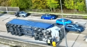 Read more about the article London travel news LIVE: M25 closed with major delays after lorry overturns in crash – London Evening Standard