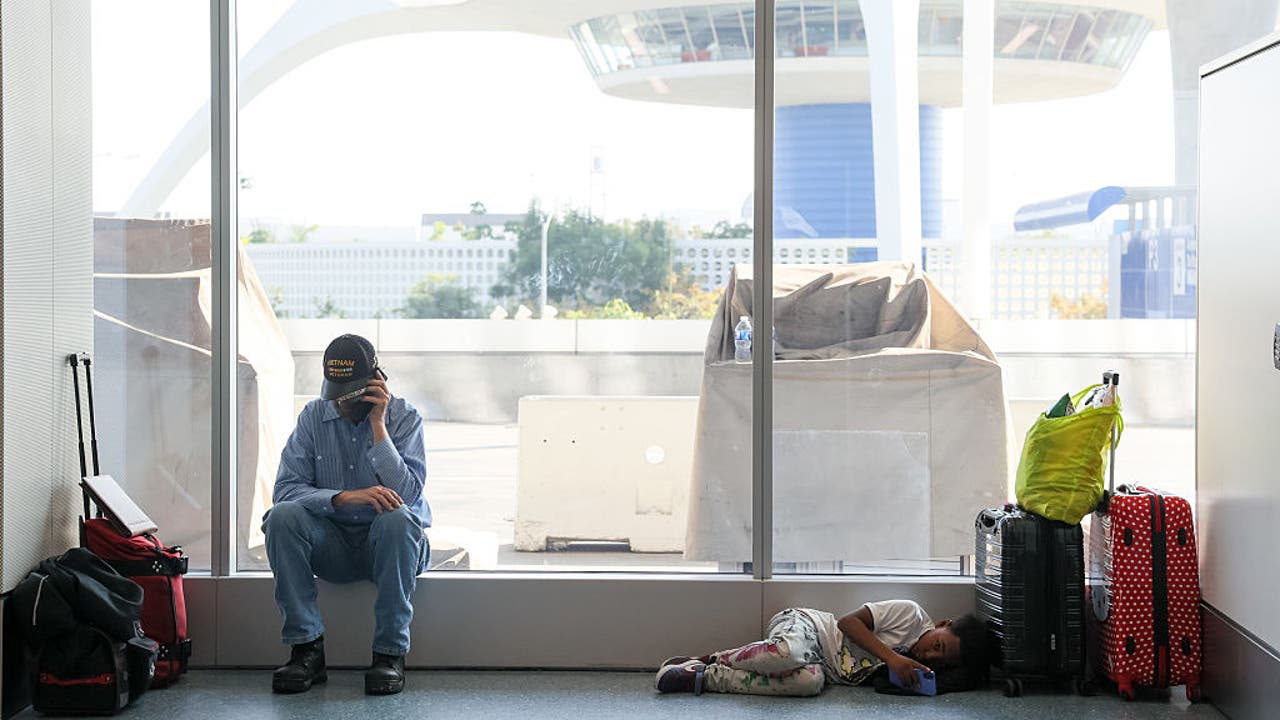 You are currently viewing FAA cuts flights amid shutdown — What to do if yours is delayed or canceled – LiveNOW from FOX