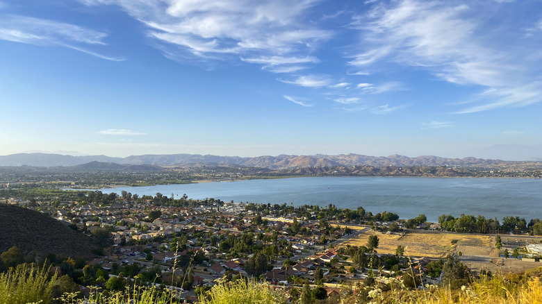 You are currently viewing California's Scenic Lake Between Los Angeles And San Diego Has Outdoor Recreation And A Quaint Historic Downtown – Yahoo Lifestyle Canada