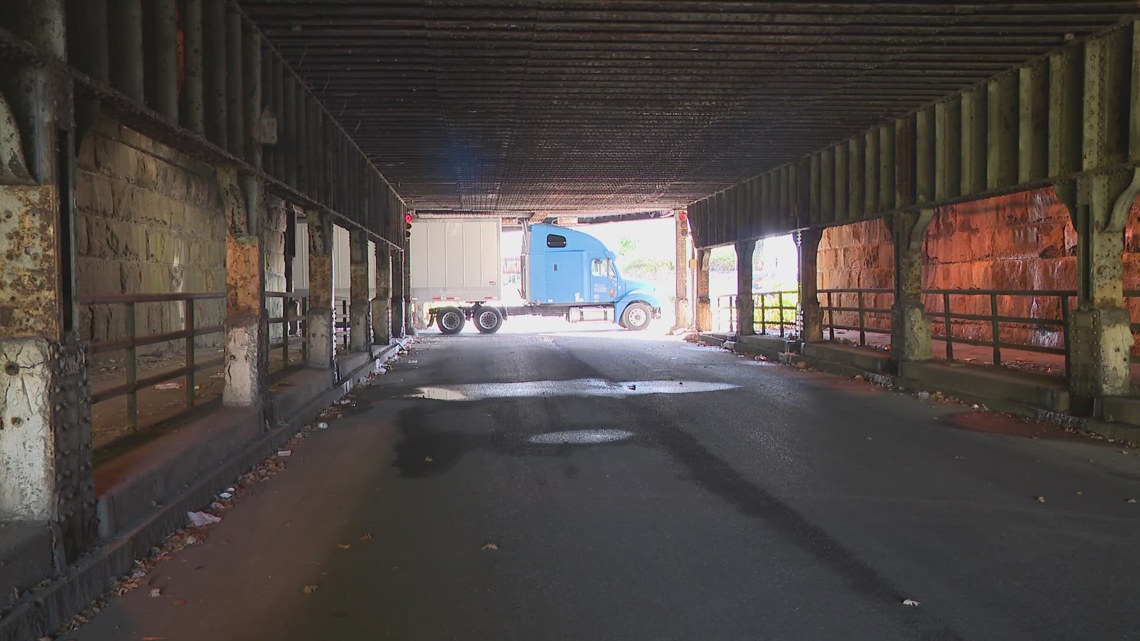 You are currently viewing A truck gets stuck under Buffalo bridge, causing traffic delays – WGRZ