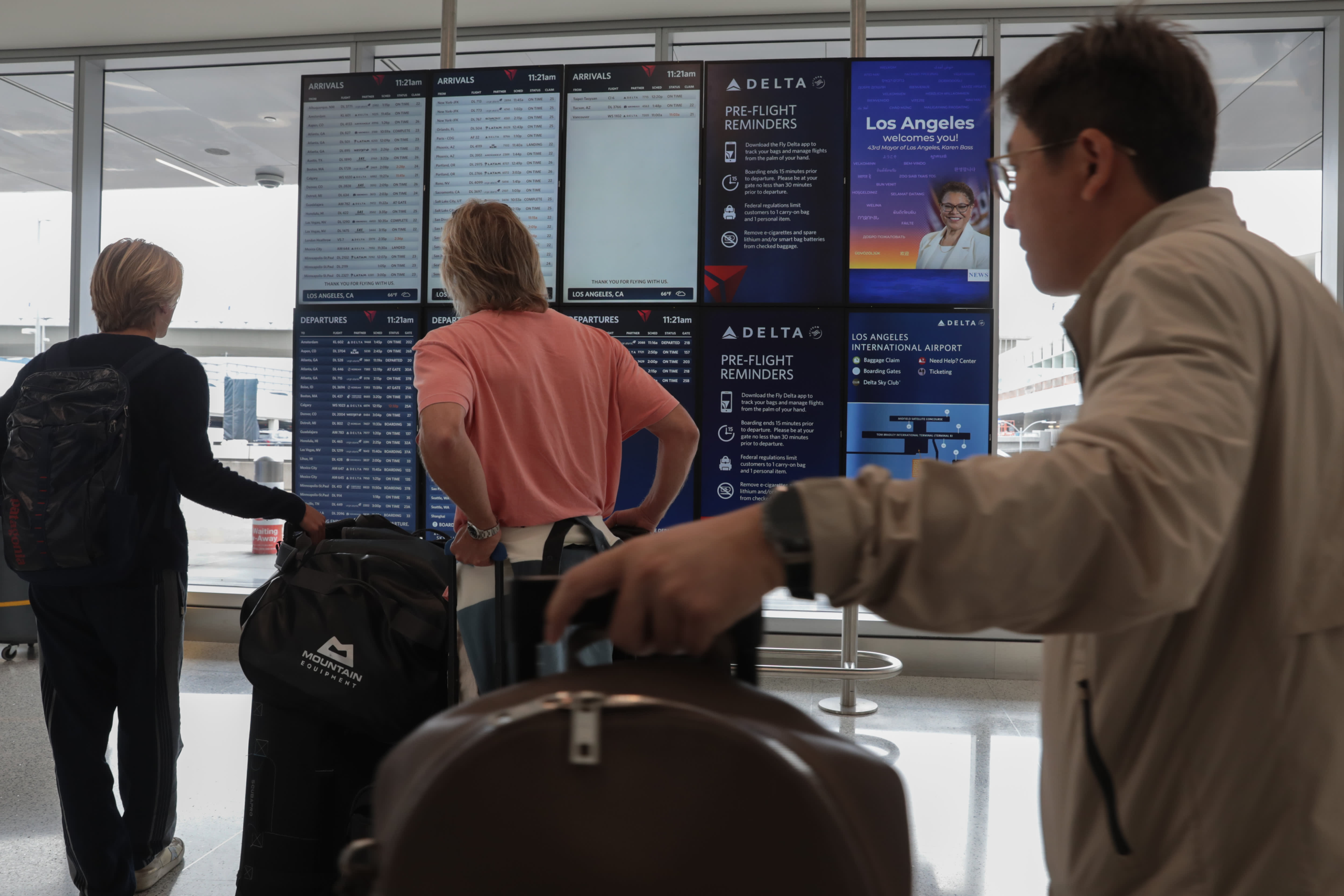 You are currently viewing 'Stakes are high.' With shutdown over, airlines predict record numbers of travelers this Thanksgiving – CNBC