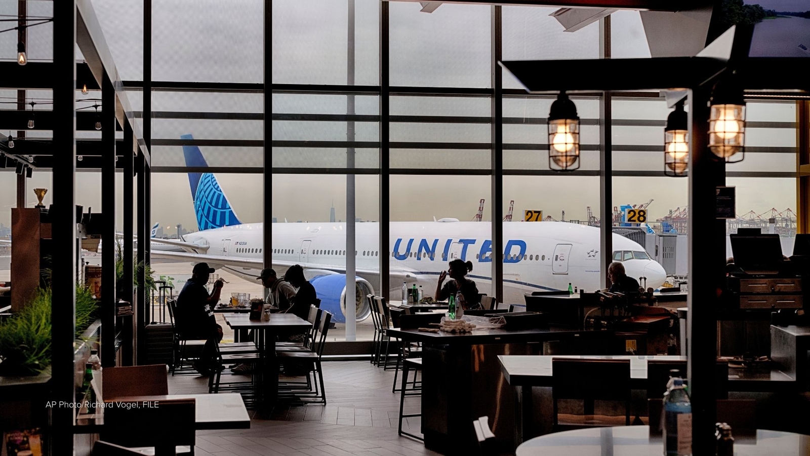 You are currently viewing Flight from Newark to South Africa turns around after 8 hours in air – ABC7 New York