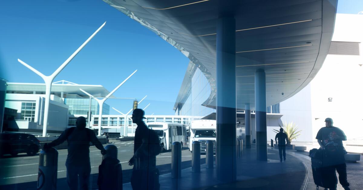 You are currently viewing Brace yourselves, passengers: Thanksgiving air travel expected to hit 15-year high, FAA says – Los Angeles Times