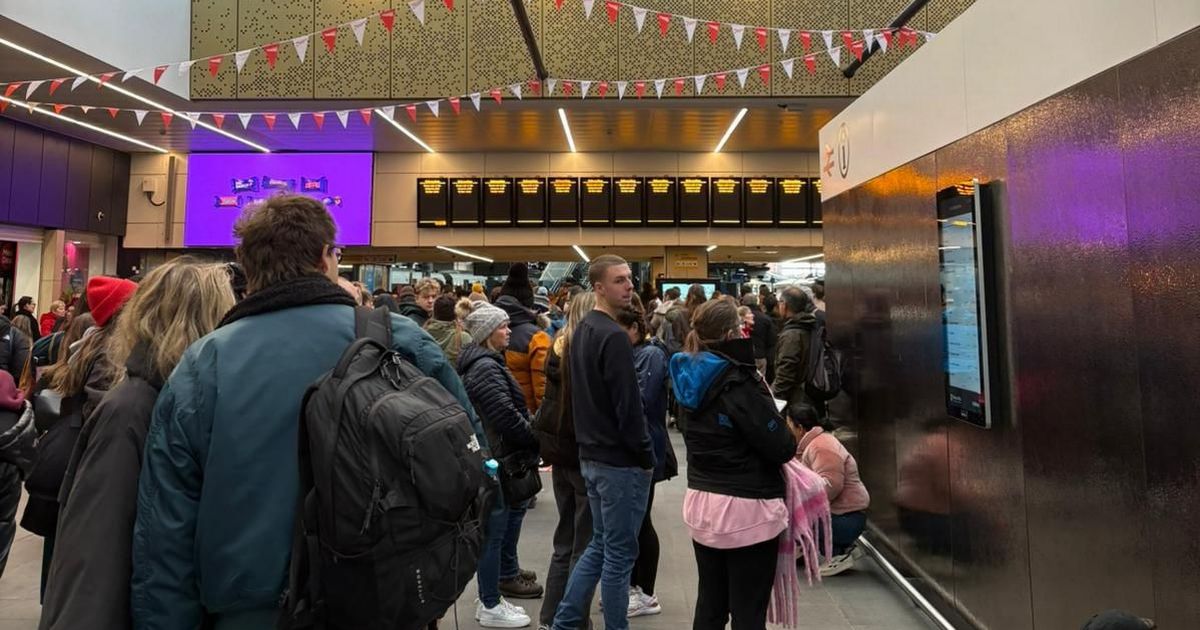 You are currently viewing LIVE train chaos updates as 'do not travel' warning issued at Leeds station – Manchester Evening News