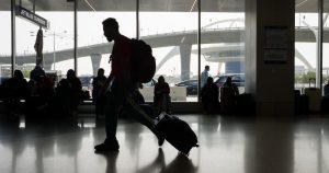Read more about the article Airport delays worsen in Southern California, with growing fears of holiday travel meltdown – Los Angeles Times