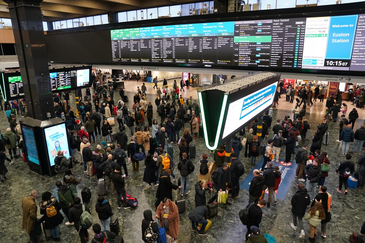 You are currently viewing Lioness line disruption causes major delays to Euston services – live – London Evening Standard