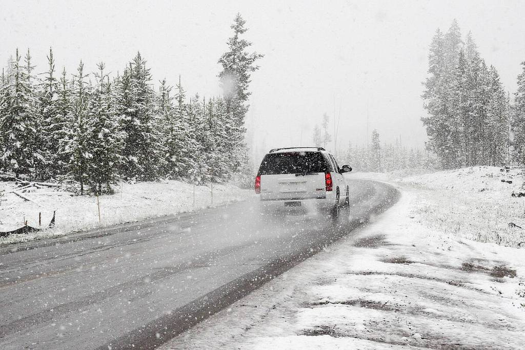You are currently viewing Winter blows in with travel warnings for multiple B.C. regions – Houston Today
