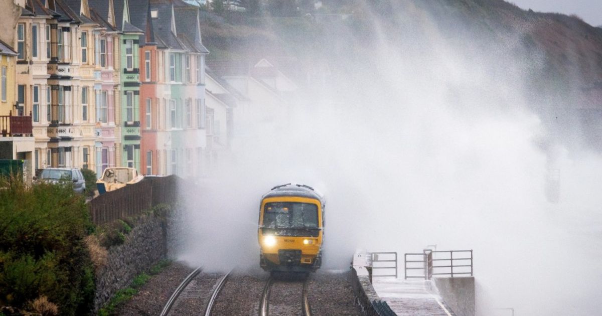 Read more about the article Live: Storm Bram 'danger to life' flooding and travel chaos as Devon is battered – Devon Live