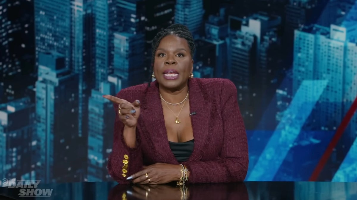 You are currently viewing Leslie Jones Shares Helpful Travel Tip to Escape 'America's Wealth Gap' on Planes: 'Be Rich!' | Video – TheWrap