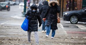 Read more about the article Snowfall warning live: ‘Challenging’ travel conditions expected for evening commute; More than 150 collisions reported; Some TTC bus routes detouring – Toronto Star