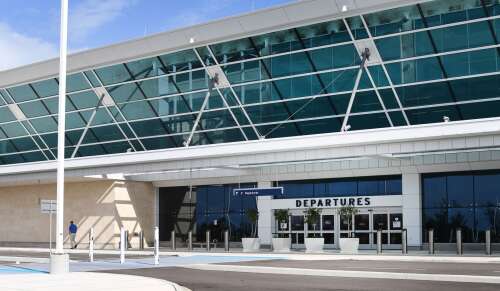 You are currently viewing Air Canada flight delay leaves passengers in limbo – Royal Gazette | Bermuda