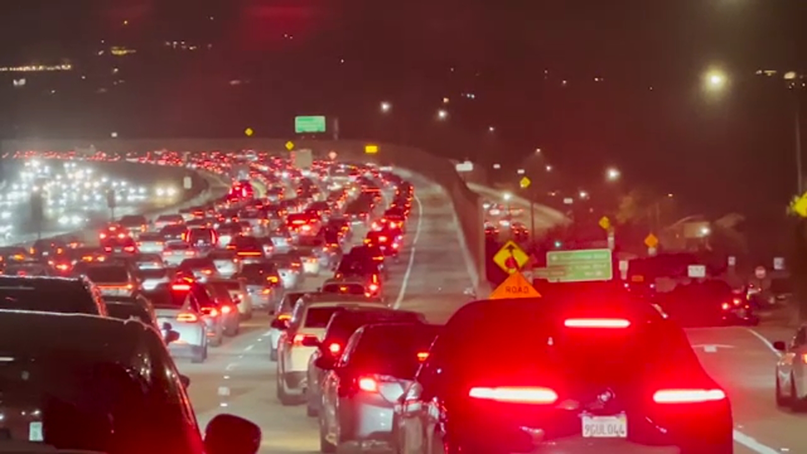 You are currently viewing Holiday travel rush ramps up, causes delays on Southern California freeways – ABC7 Los Angeles