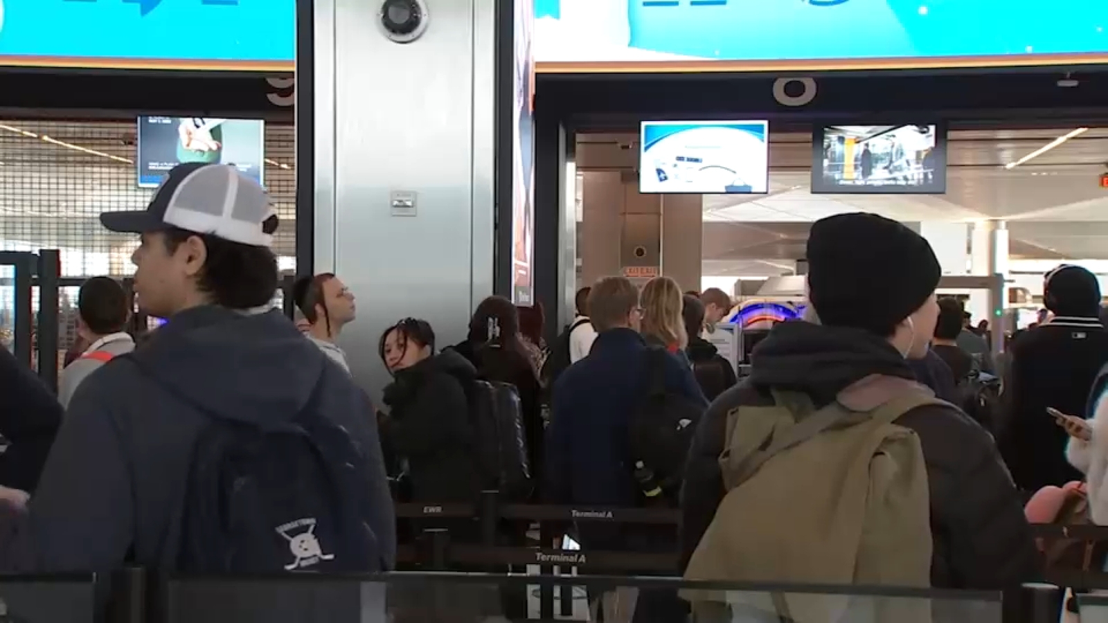 You are currently viewing Holiday travel in full swing at area airports, and on roads and rails; chance of snow Tuesday could cause delays – ABC7 New York