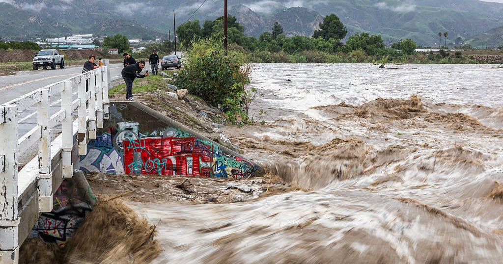 You are currently viewing California storm brings heavy rain and flooding, threatening homes and holiday travel – CBS News