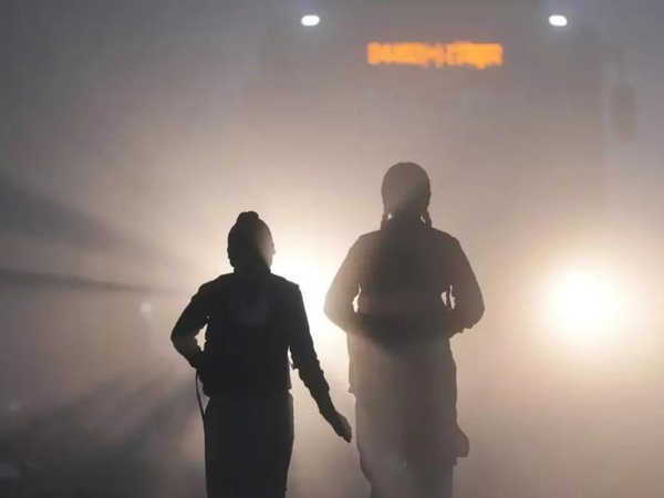 You are currently viewing Breaking News Live Updates: Delhi AQI at 383 hits travel as flights, trains and traffic suffer – The Economic Times