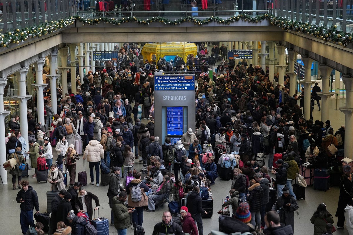 You are currently viewing Eurostar delays live: Services partially resume but passengers still ‘strongly advised’ not to travel – The Independent