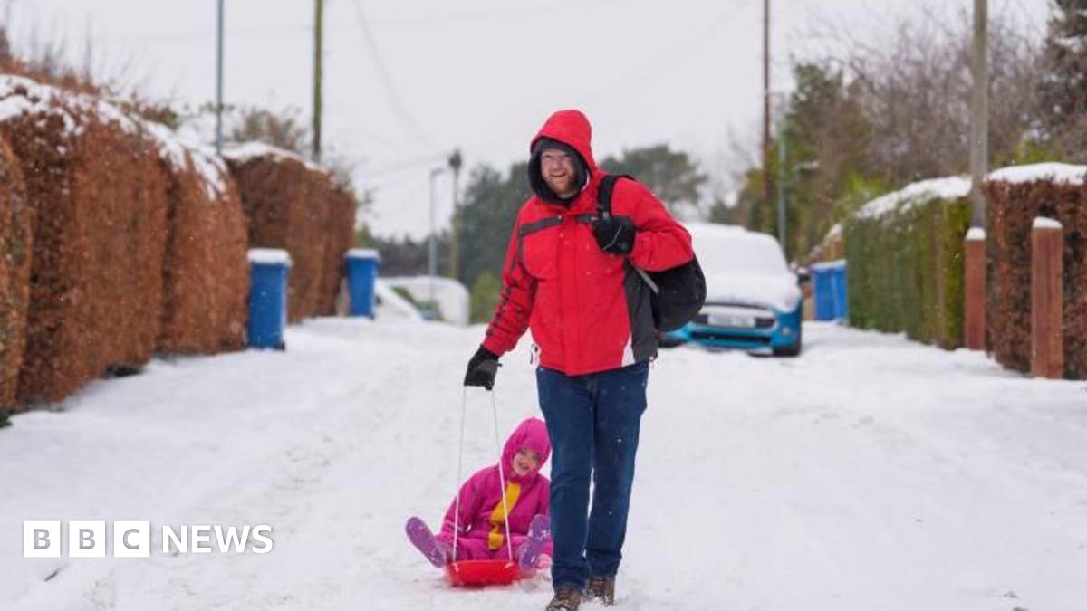 Read more about the article Schools closed, trains cancelled and flights delayed as snow hits UK – BBC