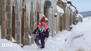 Read more about the article Snow and ice leads to school closures and travel problems after UK's coldest night of winter – live updates – BBC