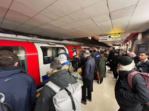 Read more about the article Tube running smoothly after earlier delays and suspensions – live – London Evening Standard