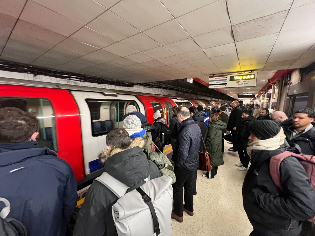 You are currently viewing Tube running smoothly after earlier delays and suspensions – live – London Evening Standard