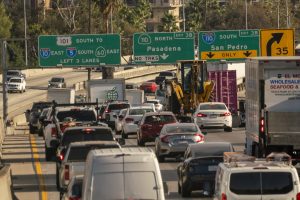 Read more about the article 10M SoCal people to travel for winter holidays. See when and where to expect heaviest traffic – NBC Los Angeles