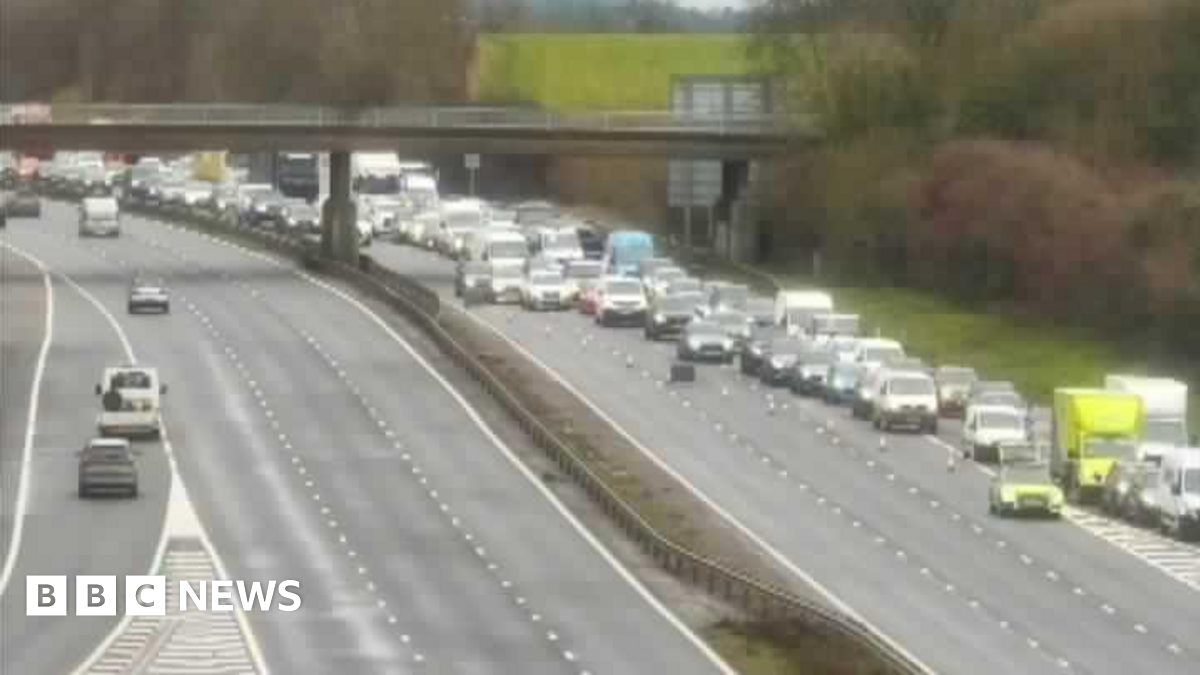 You are currently viewing M5 crash: Traffic in Gloucestershire held due to collision – BBC
