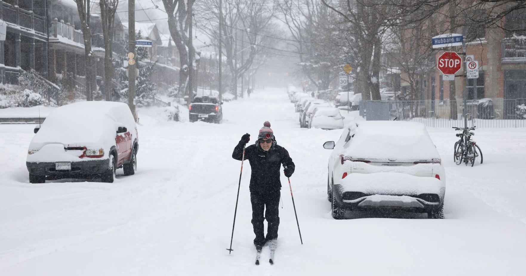 Read more about the article Toronto snowstorm live: Up to 35 cm of snow expected; latest on DVP, school closures and TTC delays as severe weather warning continues – Toronto Star