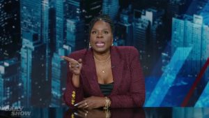Read more about the article Leslie Jones Shares Helpful Travel Tip to Escape 'America's Wealth Gap' on Planes: 'Be Rich!' | Video – thewrap.com