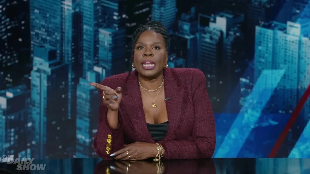 You are currently viewing Leslie Jones Shares Helpful Travel Tip to Escape 'America's Wealth Gap' on Planes: 'Be Rich!' | Video – thewrap.com